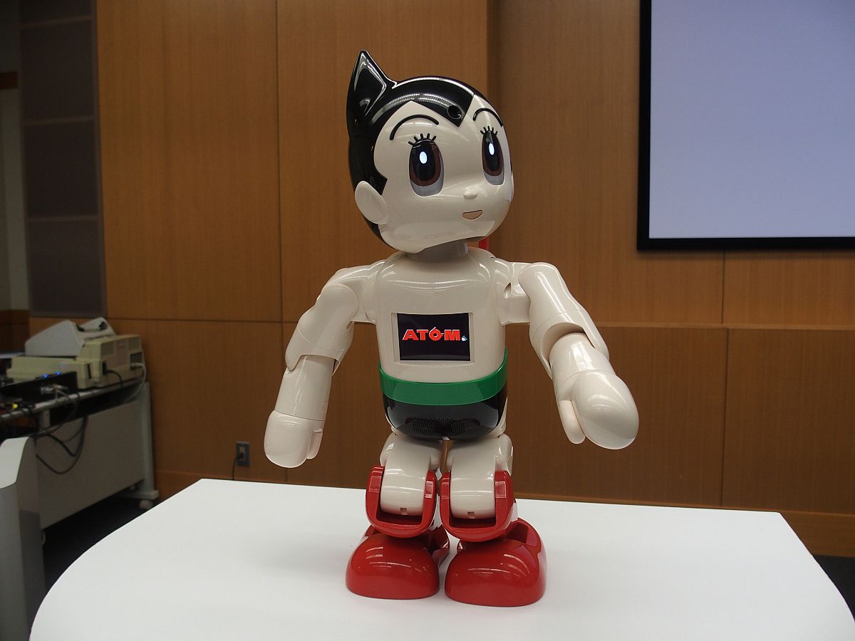 鉄腕アトムのコミュニケーションロボットは「好奇心旺盛でおちゃめな