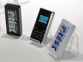 スマホやケータイにぶら下げられるフリスクサイズ――「ストラップフォン