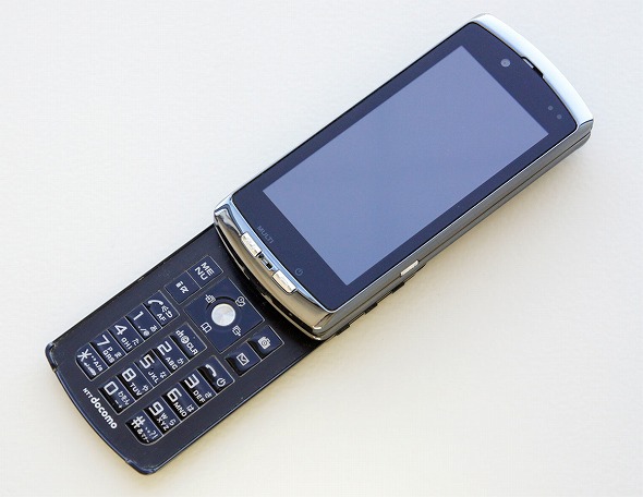 これぞ“変態携帯”の極致 セパレートケータイ「F-04B」：懐かしの