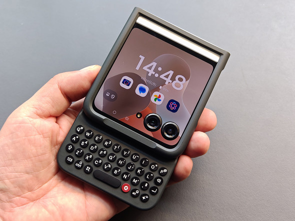 Motorolaの「razr 60」をBlackBerry化するキーボードケースを使って