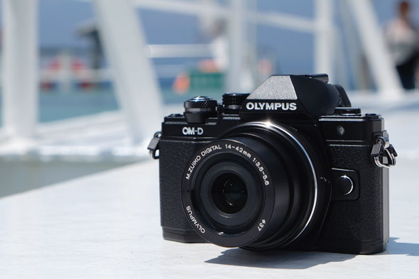 小さくて軽いボディにミドルクラスの機能と操作性――「OM-D E-M10 Mark