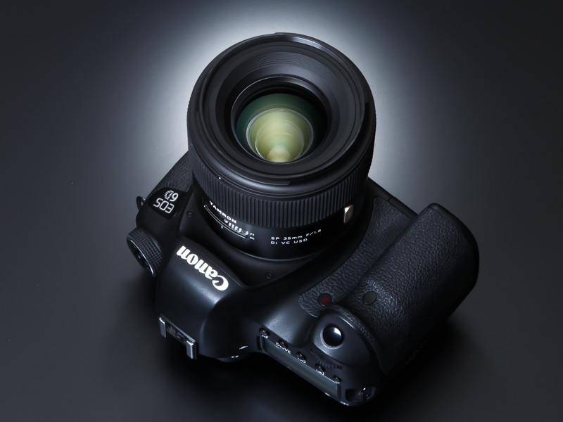 レンズ前約7センチまで寄れる新型ワイドレンズの実力――タムロン「SP