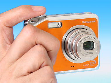 高感度2枚撮りができる薄型大画面デジカメ――「FinePix V10」：レビュー