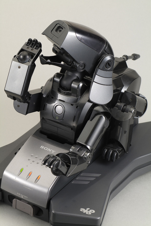 ロボットと暮らす夢がかなった幸せ――ソニー「AIBO ERS-111」：矢野渉の