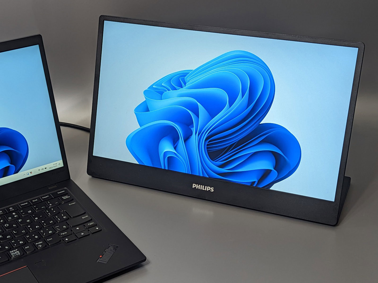 一体型スタンドでパススルー充電にも対応 フィリップスの15.6型