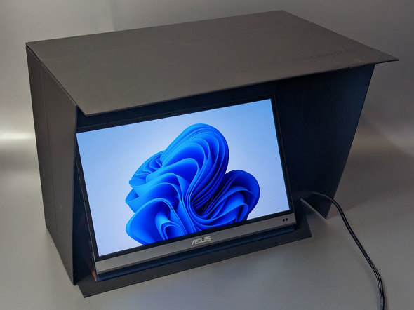 近接センサーなどギミック満載！ 有機EL採用の13.3型モバイル