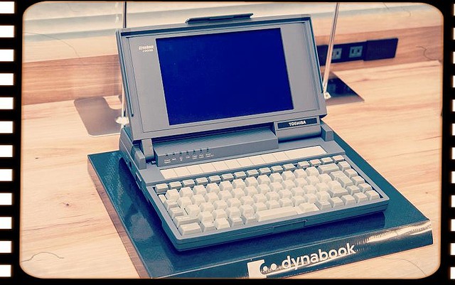 1989年6月26日、世界初のノートPCとなる「DynaBook J-3100SS」が発売