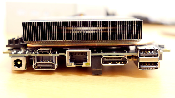 容積わずか0.9リットルのミニPC「Minisforum Venus Series UN1245」を