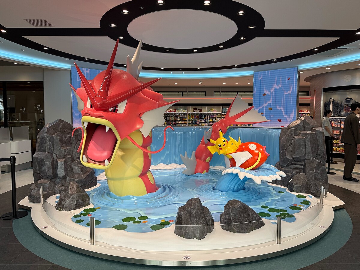 広島駅に新装開店 ポケセンで色違いギャラドス迎え (2025年4月10日掲載
