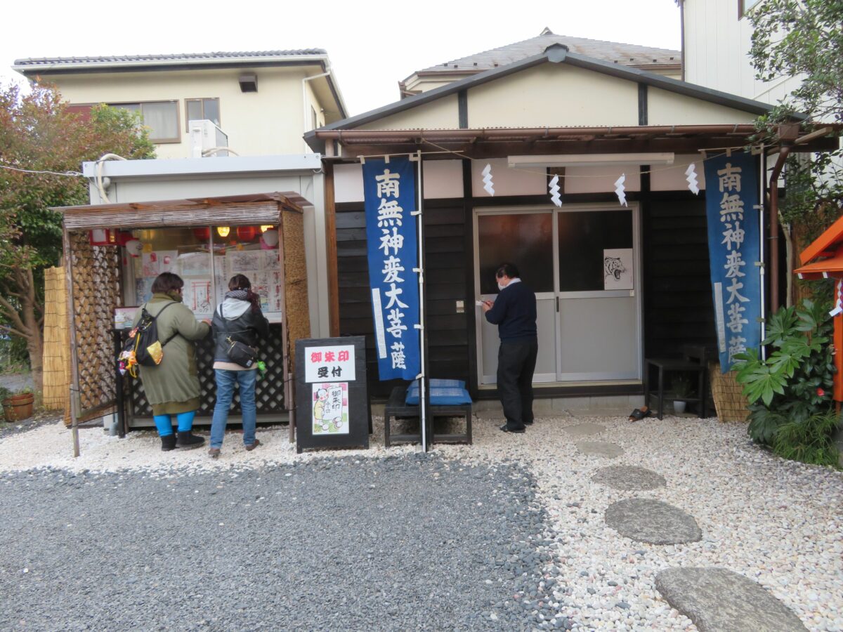 豊受稲荷本宮とは？常に頒布される10種類前後の御朱印や福絵がユニーク