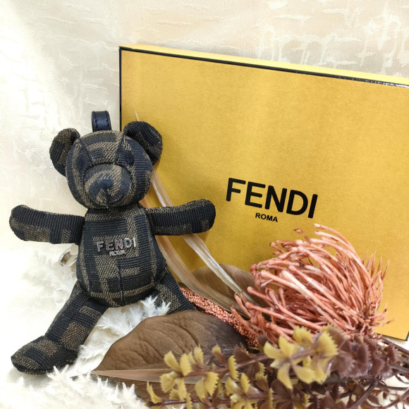 メンズの新作として発表された、FENDIの愛らしさ溢れるテディベア型
