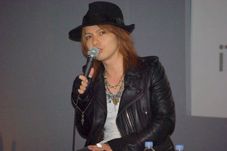 VAMPS(HYDE×K.A.Z)、サプライズ登場。iTunesで新作独占先行配信