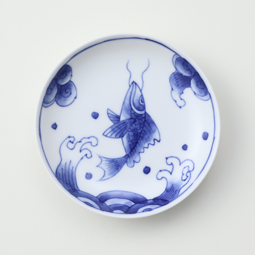 陶房義窯】［丸］染付波しぶき鯉絵豆皿 | 三川内焼オンライン・ショップ