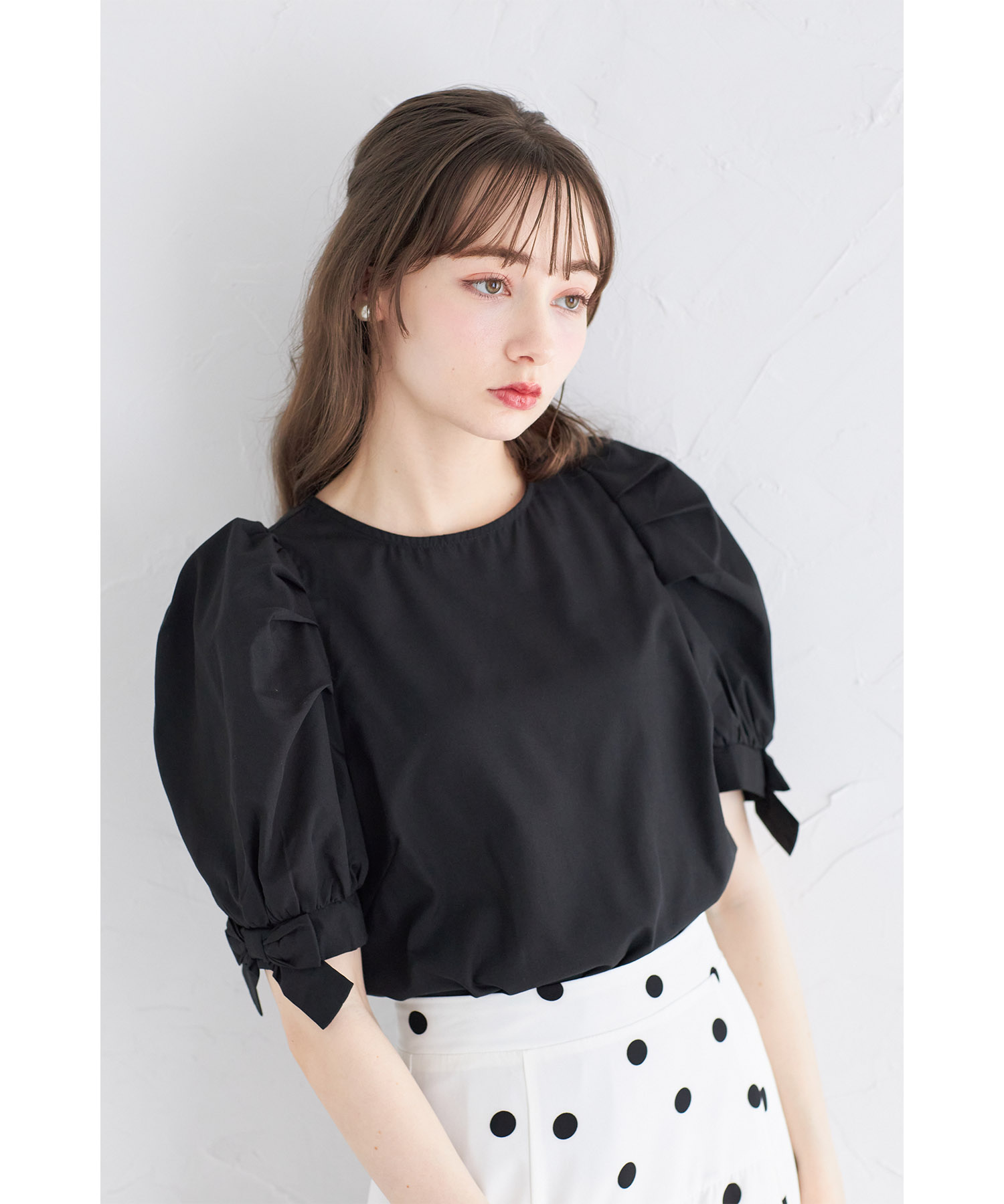 袖口リボン付きパフスリーブブラウス