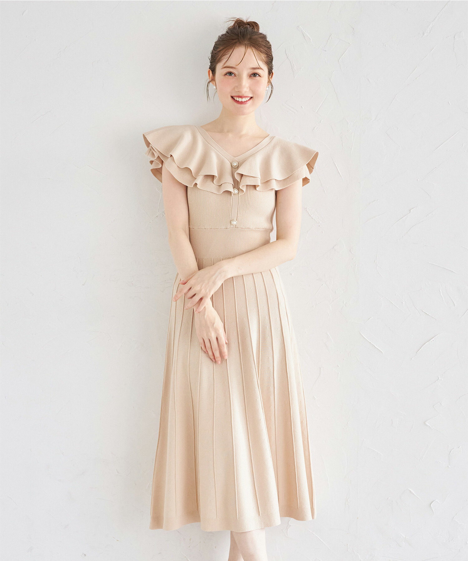 パール飾り釦付きラッフルフリルリブニットワンピース