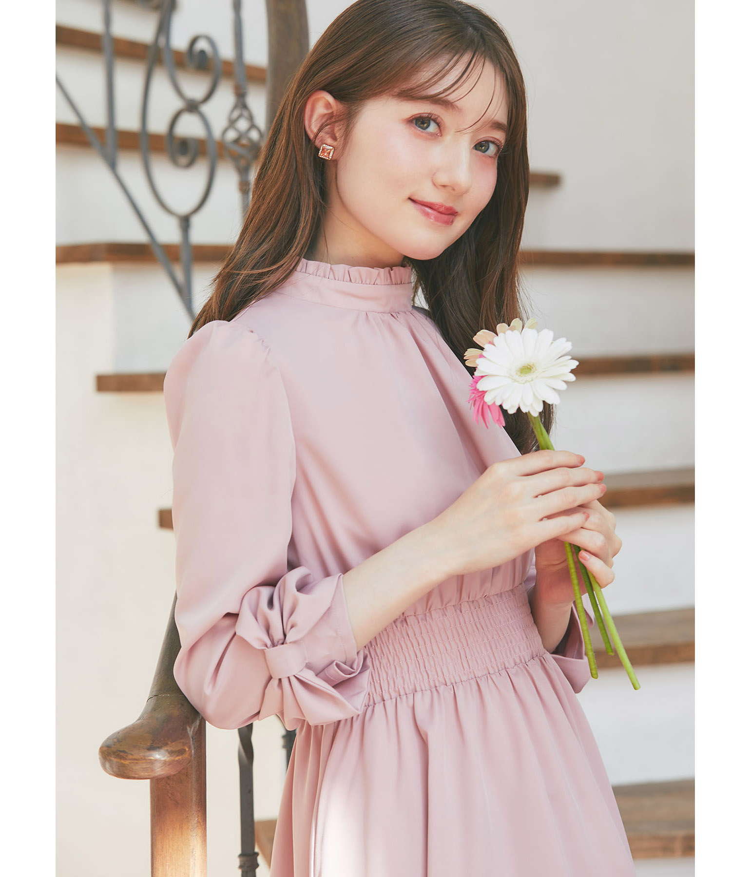 boohoo ブーフーベージュピンクフリル袖ストレッチミモレ丈ワンピース