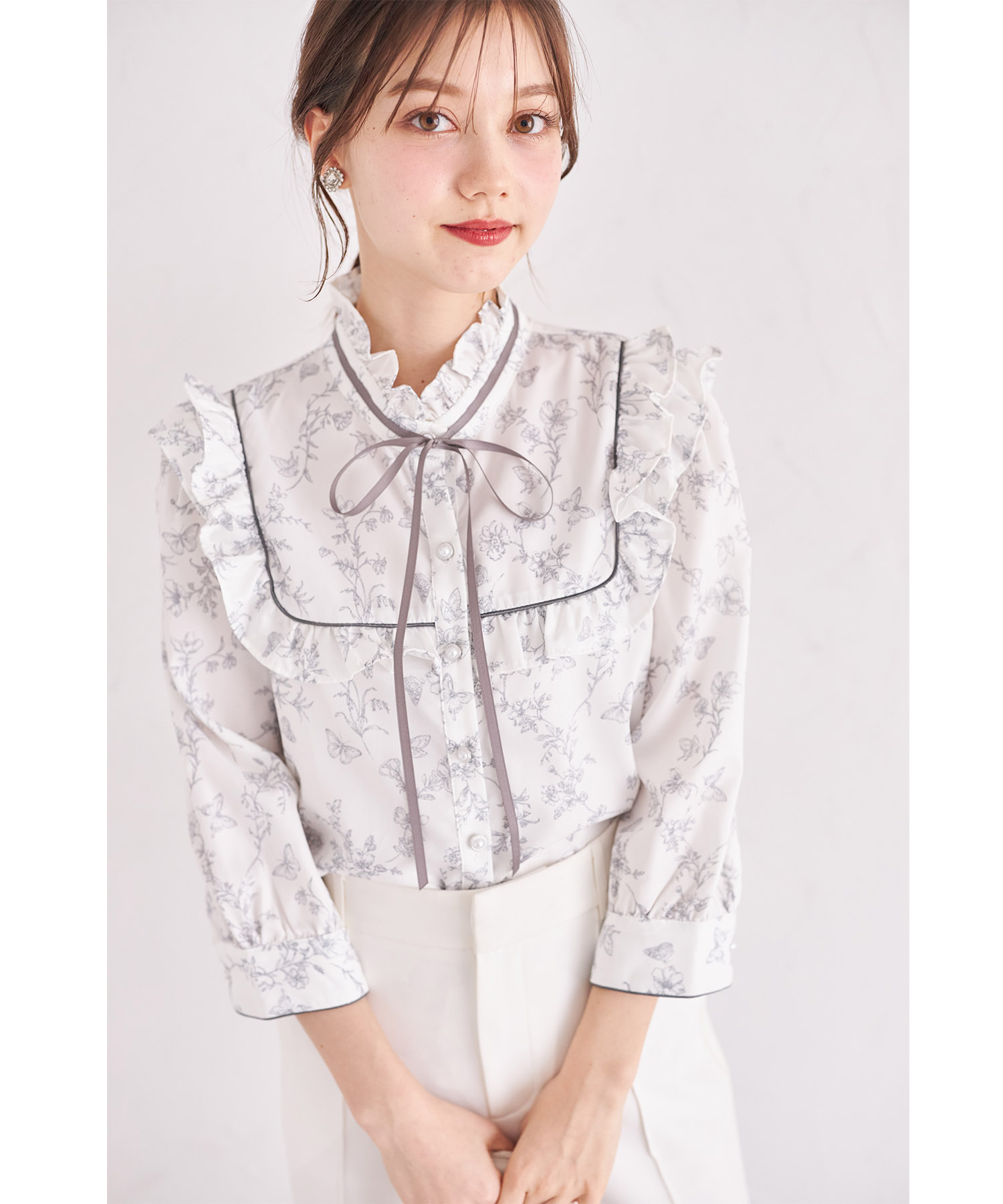 パール釦リボン×フリル付き蝶々トワルドジュイプリントブラウス