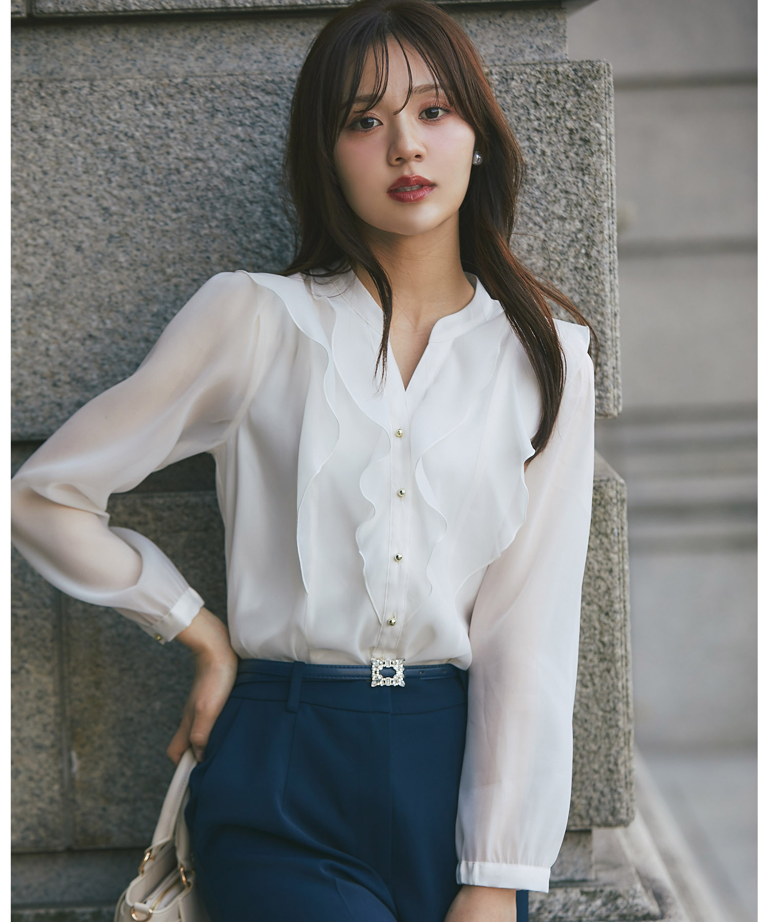 ONもOFFも使えるシアーラッフルフリルスキッパーブラウス