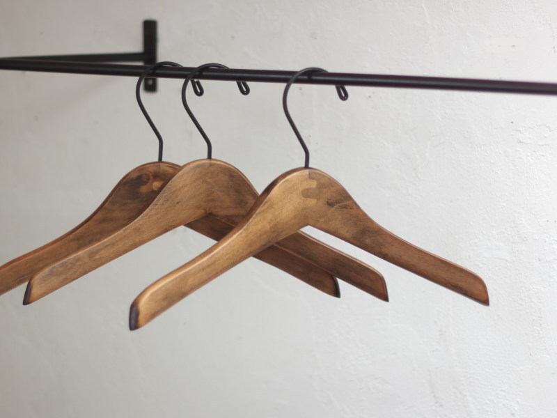 楽天市場】木製 ハンガーおしゃれ かっこいい 衣類 洋服 小さめ S 約