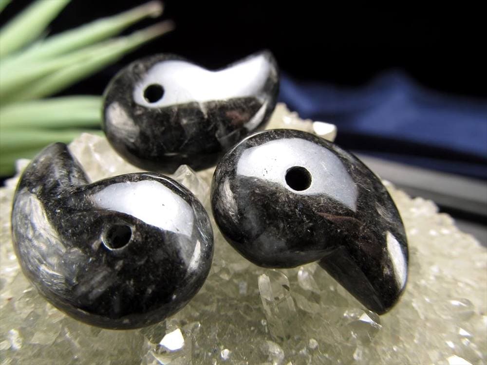 希少色 黒翡翠(ブラックジェイド) 勾玉 縦約22mm-24mm×横約14mm-17mm 1