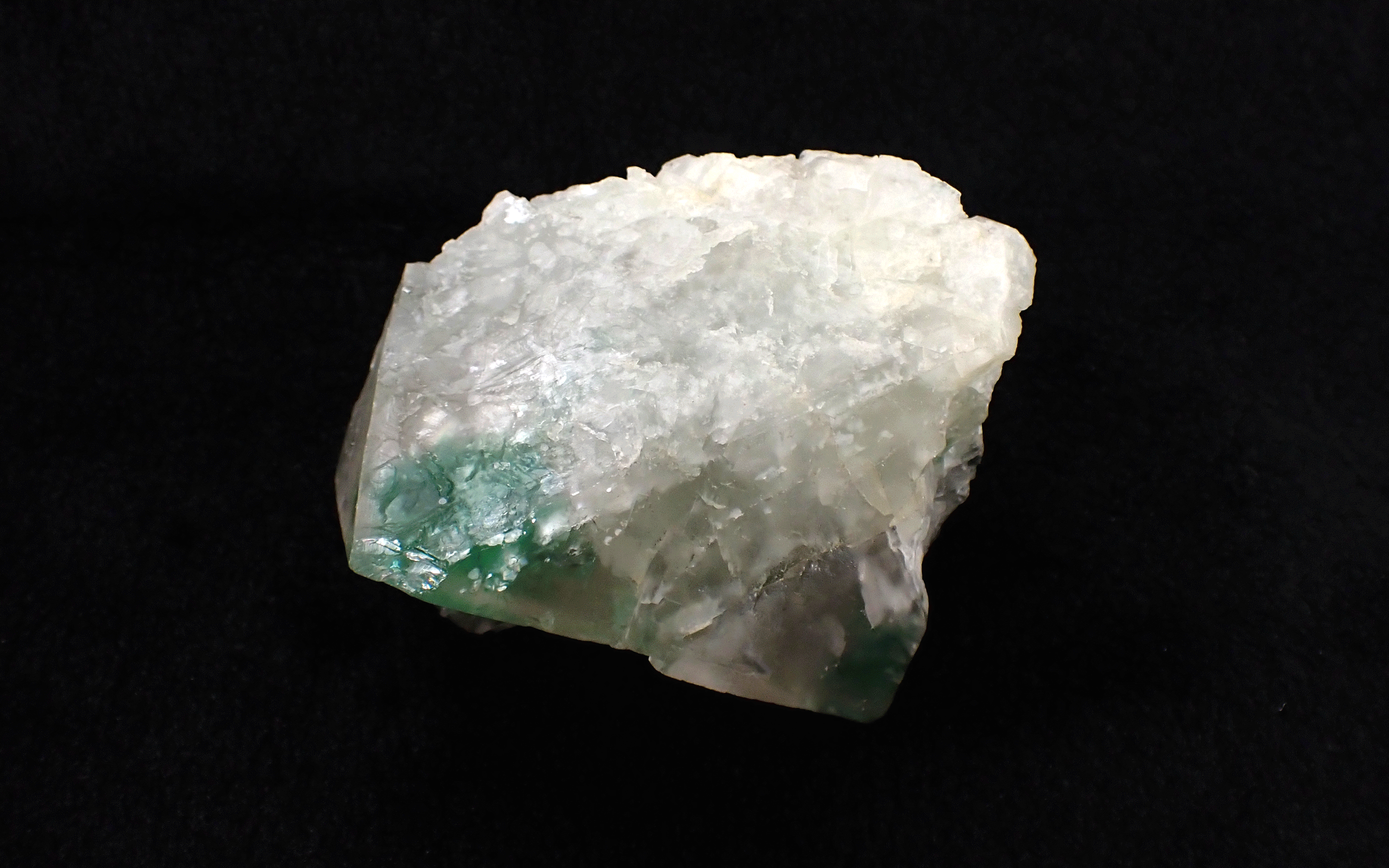 フローライトの魅力はカラーと蛍光性！歴史から原理まで解説 | TOP