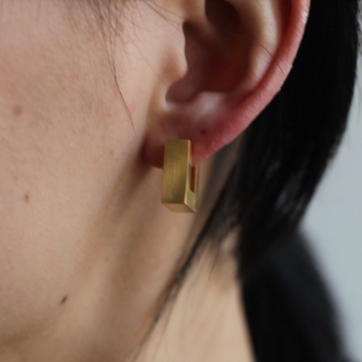 TOMWOOD - 【残り一点】Square Hoops Satin Small(GOLD) | ACRMTSM