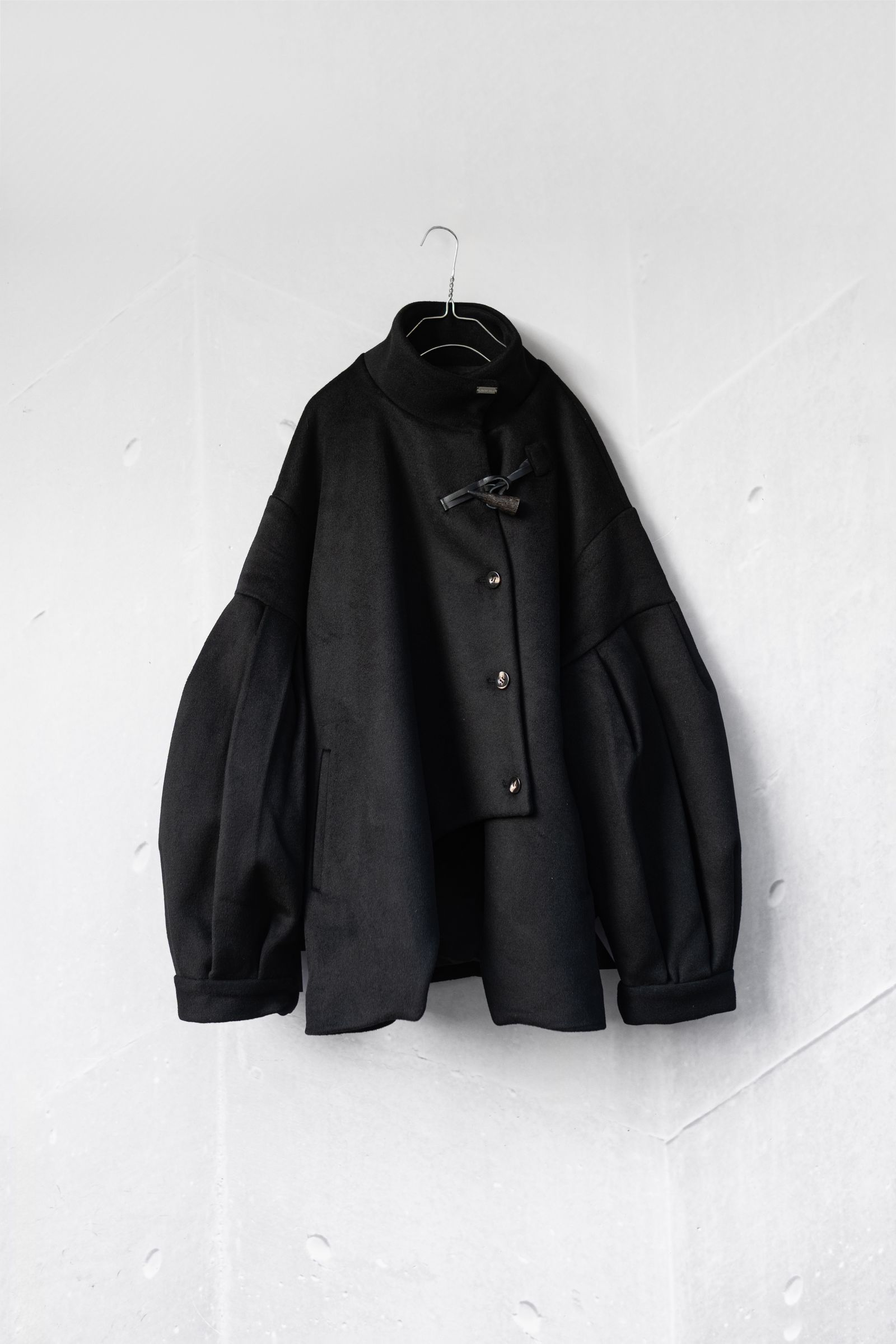 MIKAGE SHIN - Bias Cut Short Duffle Coat / Black | Retikle Online