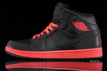 国内1月25日発売予定】 ナイキ エア ジョーダン 1 ミッド ブラック