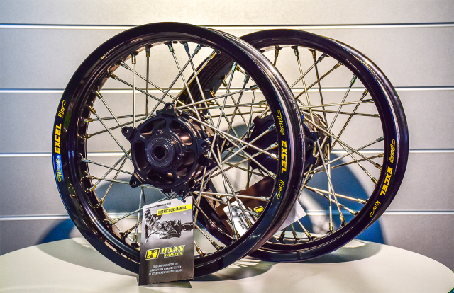 前後セット）Kawasaki Z900RS 2018- 17インチロードコンプリート