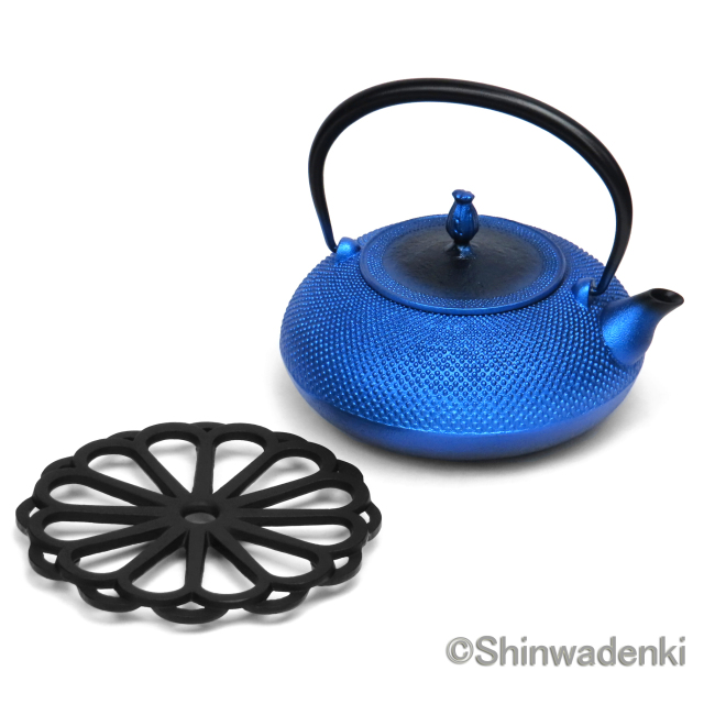 及富 南部鉄器 鉄瓶 平丸アラレ 瑠璃 1.2L Shinwadenki