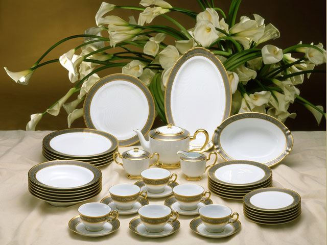 □予約□ 金白金蝕ぶどう唐草 ディナーセット（43ピース）