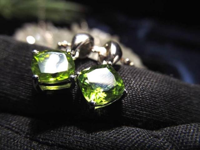 極上5A 超透明宝石質 ペリドット ペンダントトップ スクエアカット 石