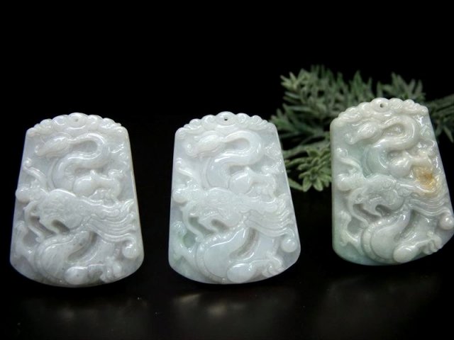 ホワイトグリーンジェイド 翡翠 龍彫り ペンダントトップ 石サイズ縦約