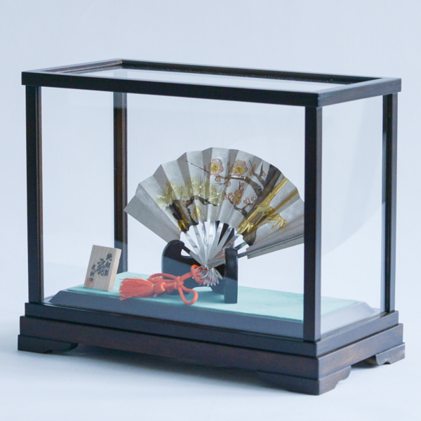 送料無料】 銀製 扇子 松竹梅 D 7.0号・68g ガラスケース付き / 光則