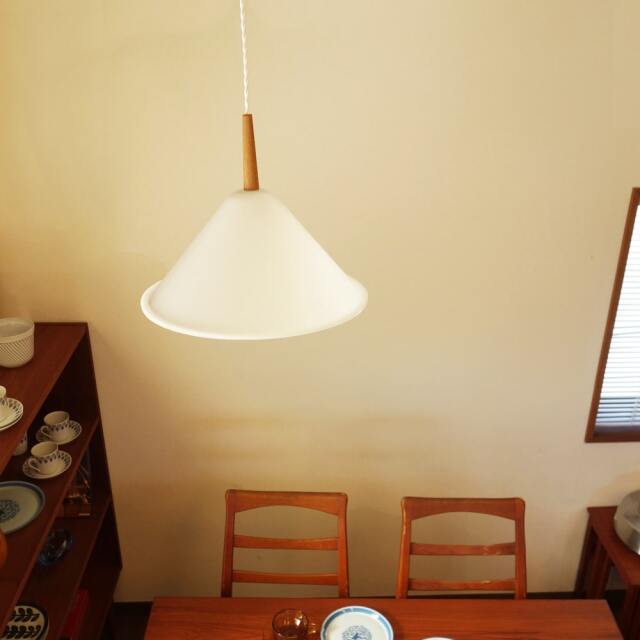 ヴィンテージの白いペンダントライト｜北欧家具アンバーデザイン