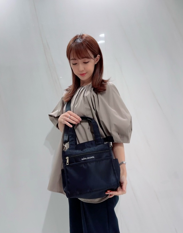 selva secreta】square shoulder bag(Black×white logo)