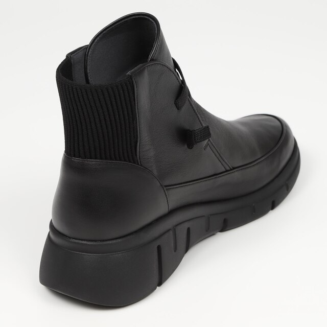 VITA NOVA（ヴィタノヴァ）ゴム紐デザインショートブーツ ブラック