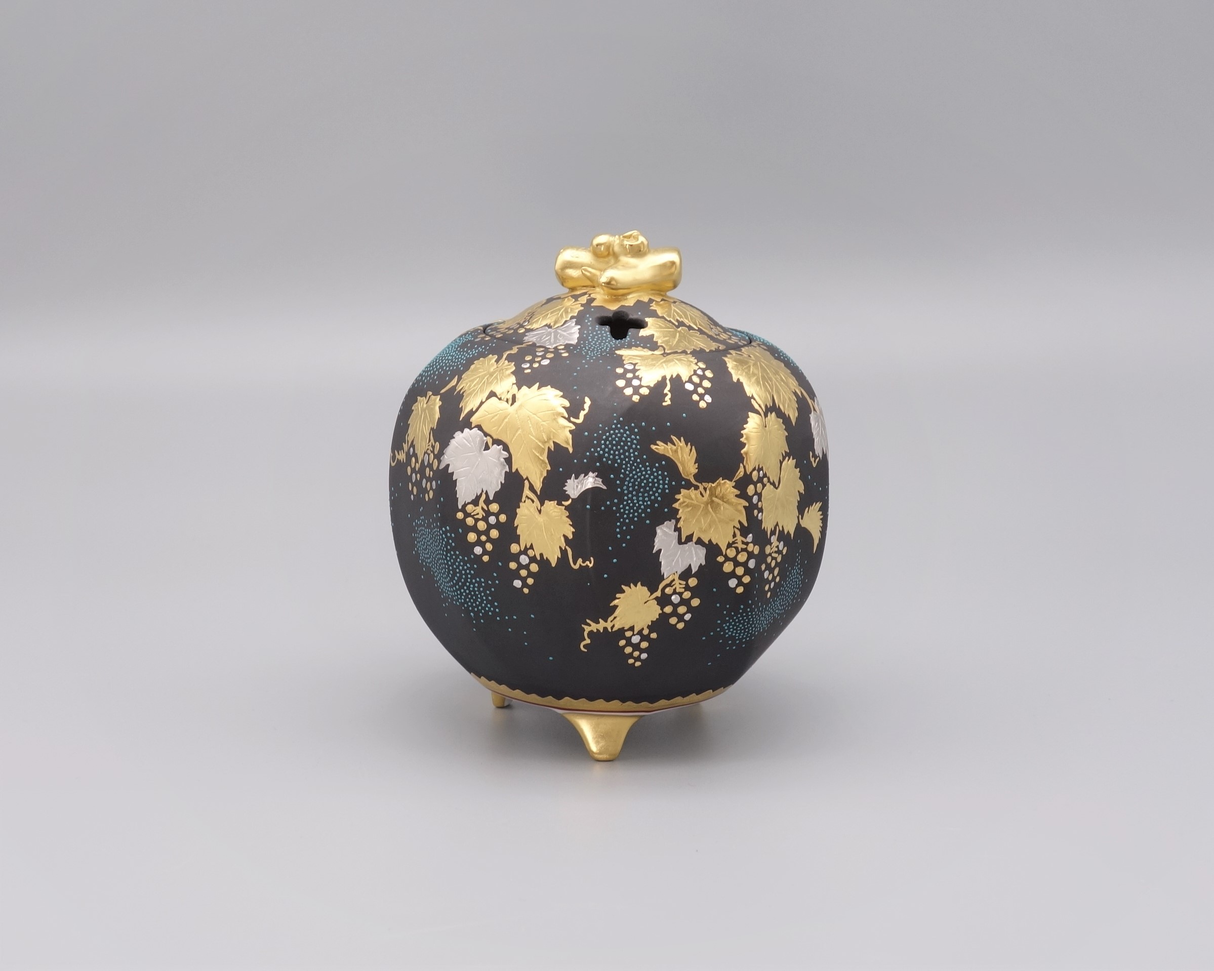 香炉（4号） 白金盛渦打青粒山葡萄図 [ 三代 仲田錦玉 ]