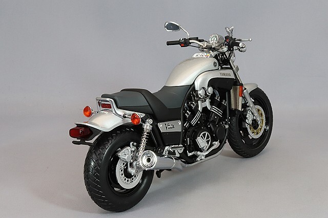 ミニチャンプス 1/12 ヤマハ VMAX 1993 シルバーメタリック