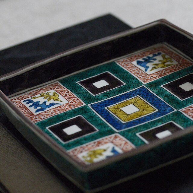 瑛生の器（九谷美陶園）｜石畳文様足六寸角皿｜作家の器と暮らす。IVORY