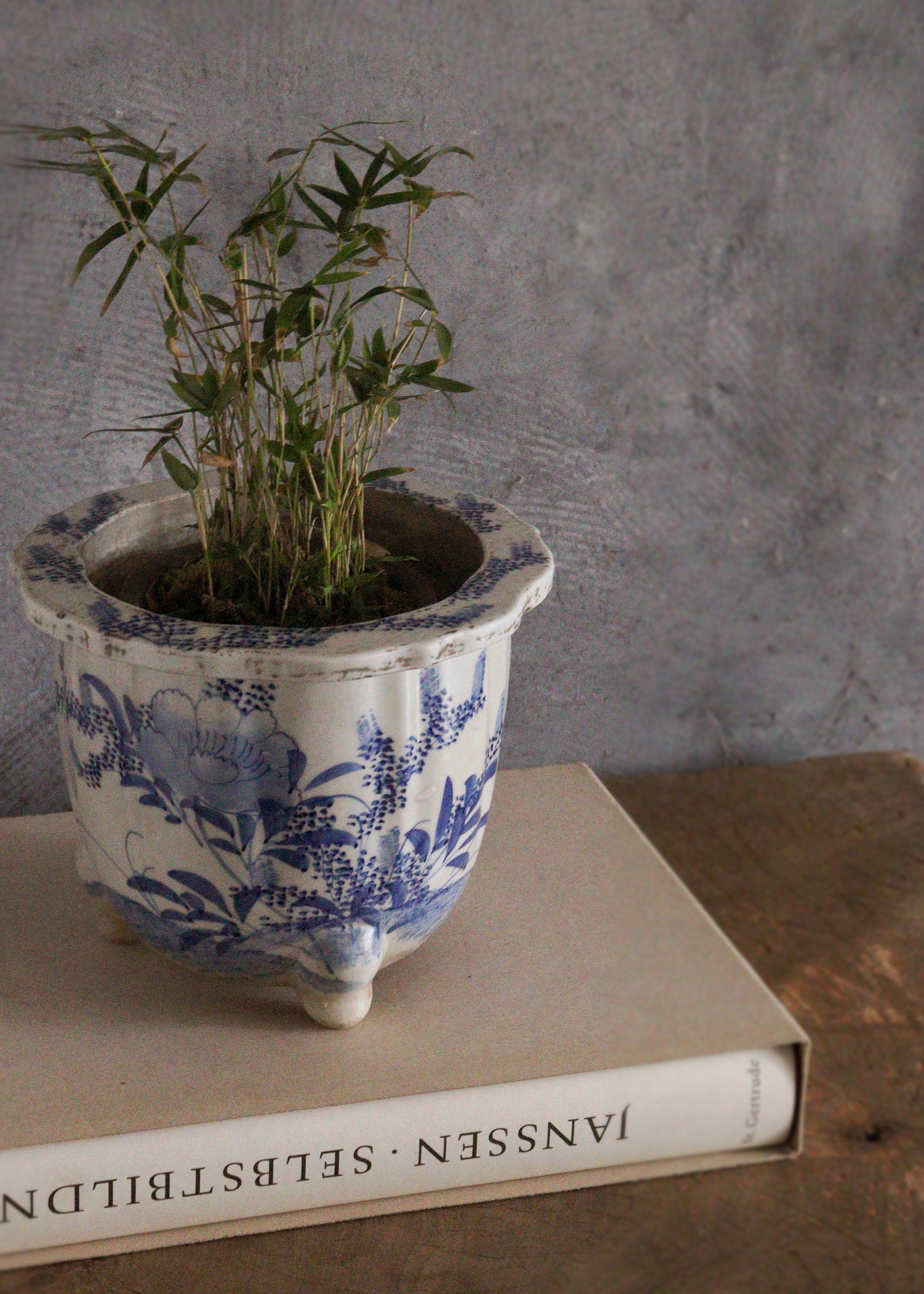 尾張焼 染付植木鉢 三つ足 時代植木鉢 染付 手書き