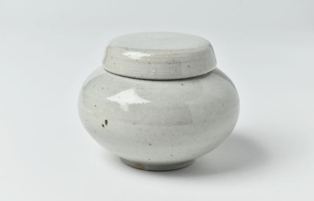白磁壺だいた小年。 白磁壺頌ー 朝鮮時代の白磁壺、その美を繙く – 目