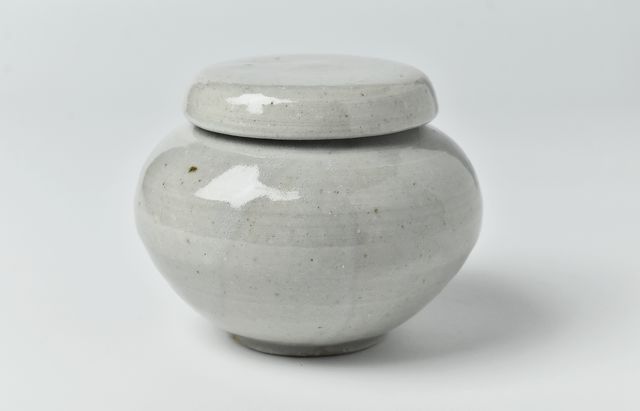 日高伸治 10 白磁蓋付薬壺 中 ｜ 暮らしのうつわ花田 和食器 通販