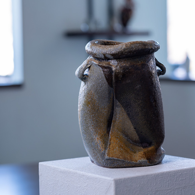 共箱付】備前焼耳付花入（CR-076） 作家「クリストファーレイヴェン