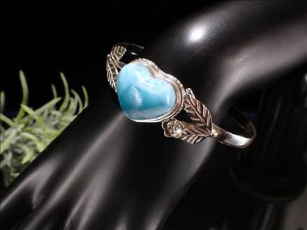 ◇極上特大天然石使用！◇キュートなハート型◇愛と平和の象徴◇カリブ