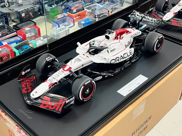 特注ミニチャンプス 1/43 レッドブル ザウバー ペトロナス C20 2001 K