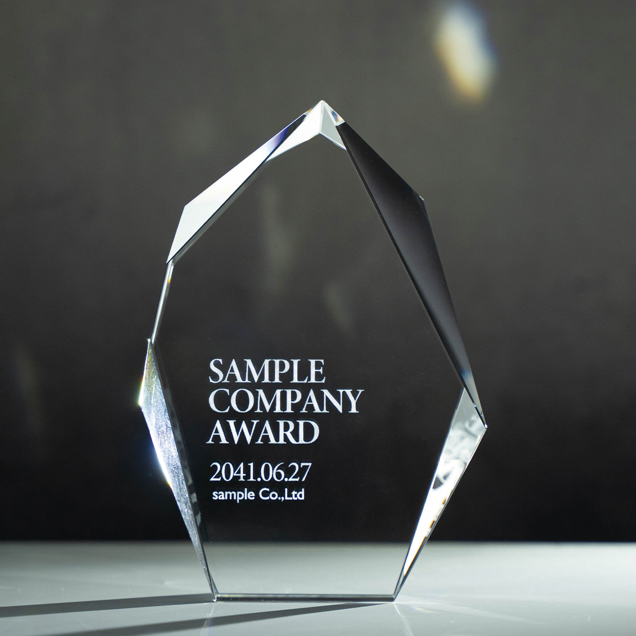 クリスタルトロフィー 内部レーザー彫刻《XC-L-0110》(高さ：21cm 幅