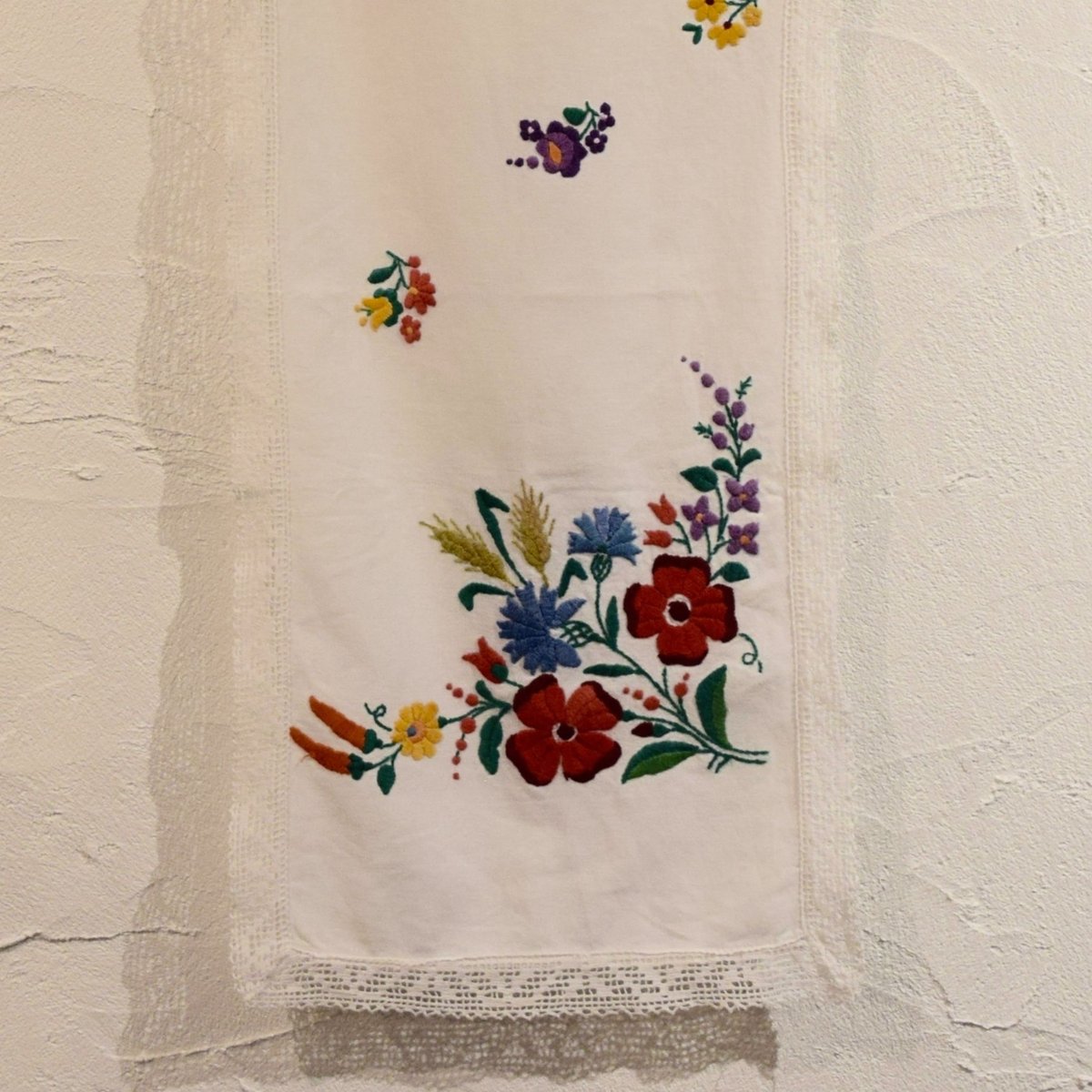 ハンガリー カロチャ刺繍 テーブルクロス 花束と小花1 | Kitten Blue