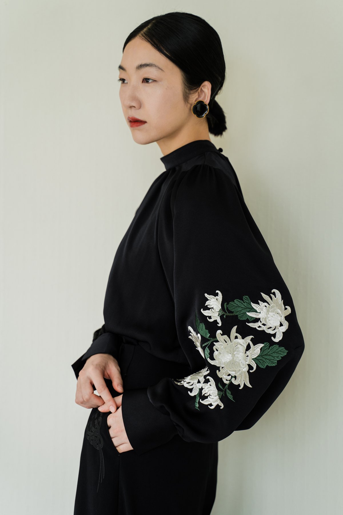 花を着るブラウス#05【菊】 -black- | iCONOLOGY