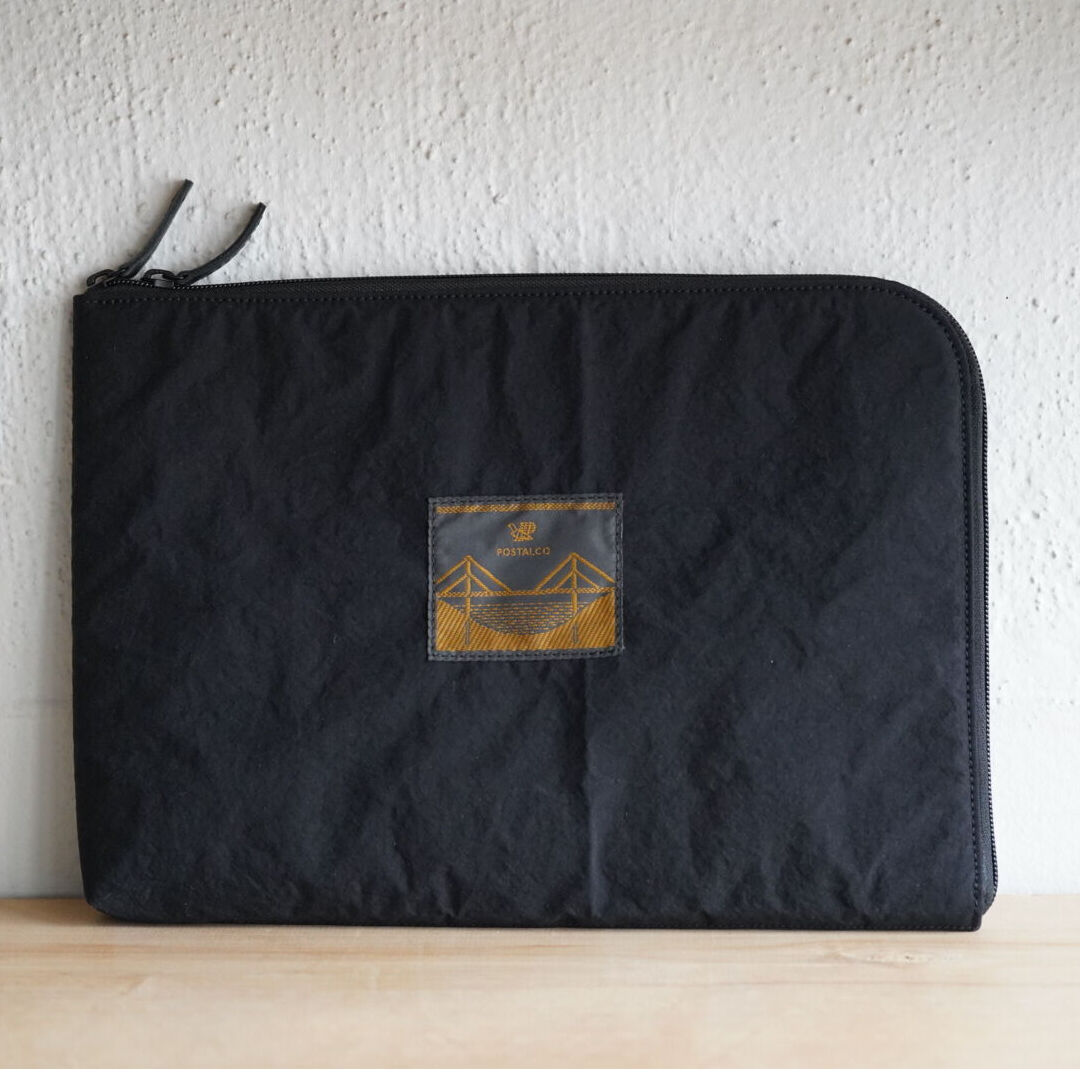 POSTALCO ラップトップケース | Less Higashikawa
